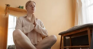 meditacaono-yoga-como-silenciar-a-mente-no-meio-do-caos